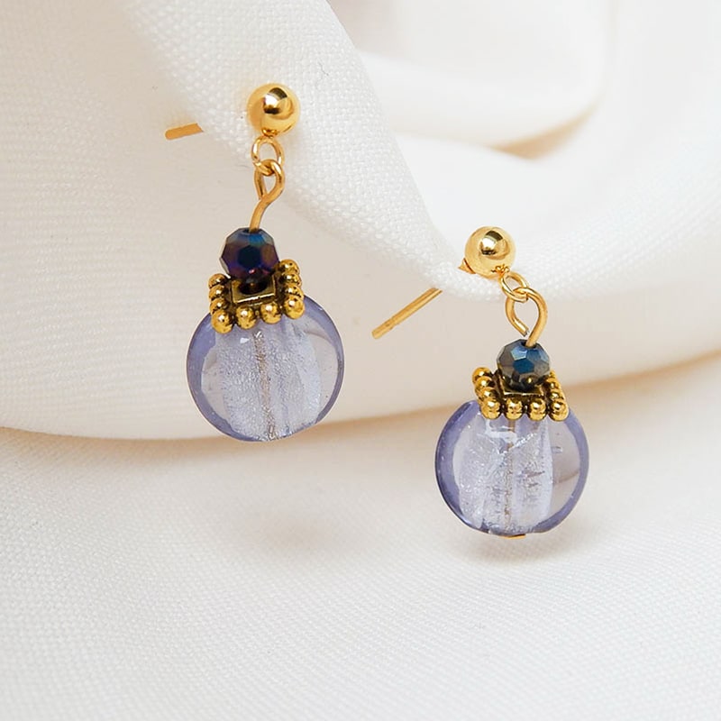 Photo produit de boucles d'oreilles en verre bleutées