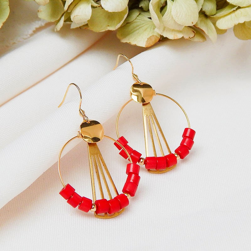 Photo produit de boucles d'oreilles en ivoire végétal rouges